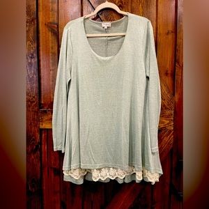UMGEE - light green lace bottom shirt - Large